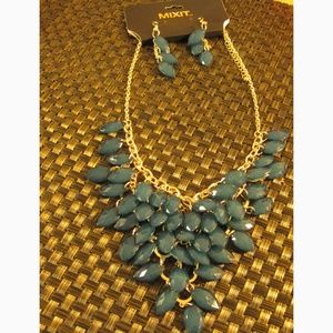 An Elegant Turquoise Necklace w/Matching Earrings